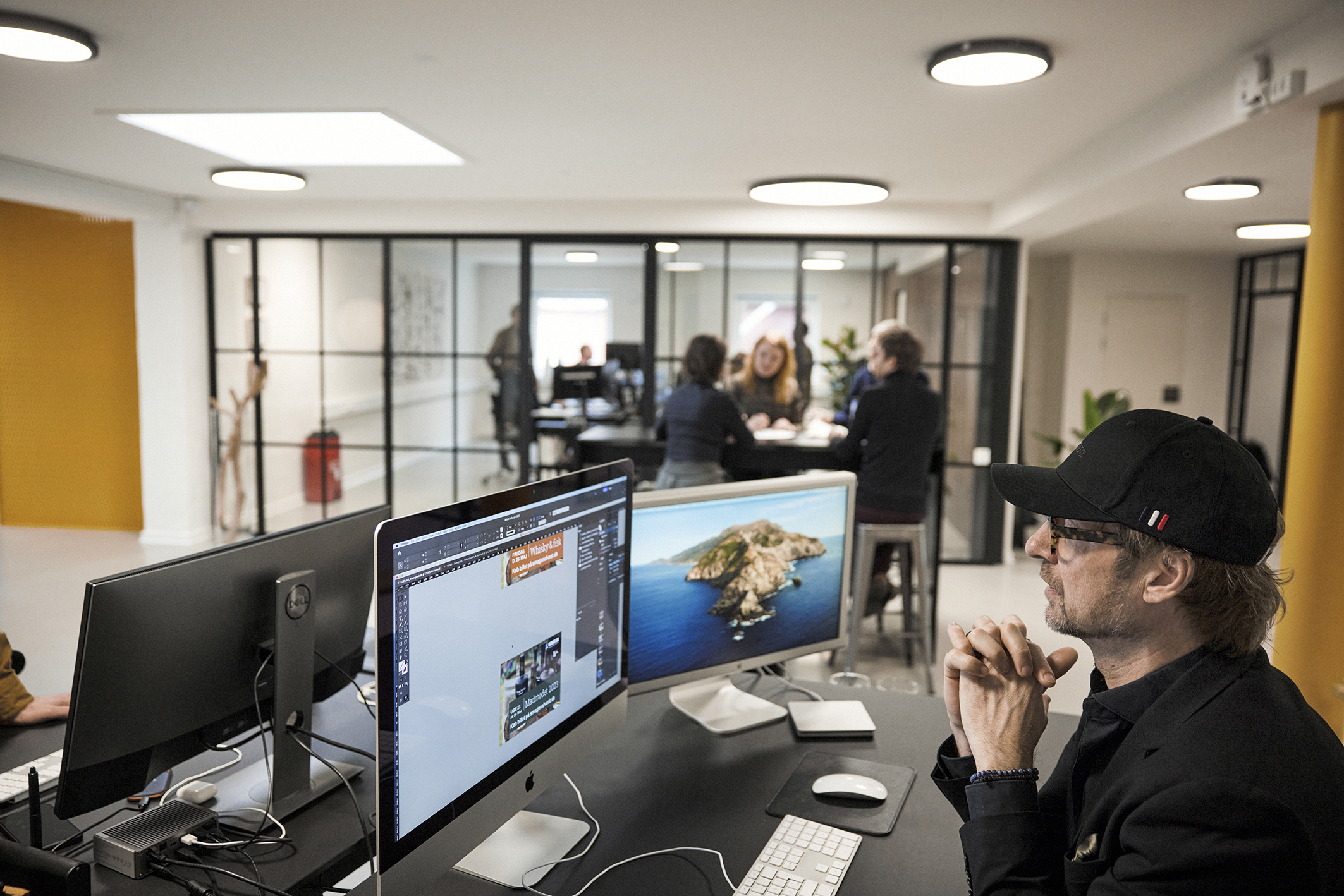 Morten fra Ørskovgruppen sidder ved computeren